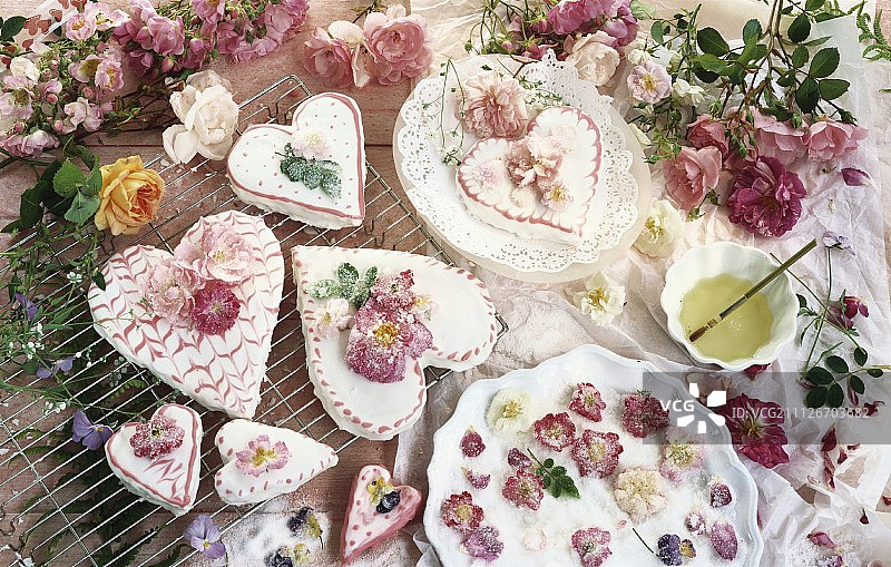 玫瑰装饰的心形蛋糕图片素材