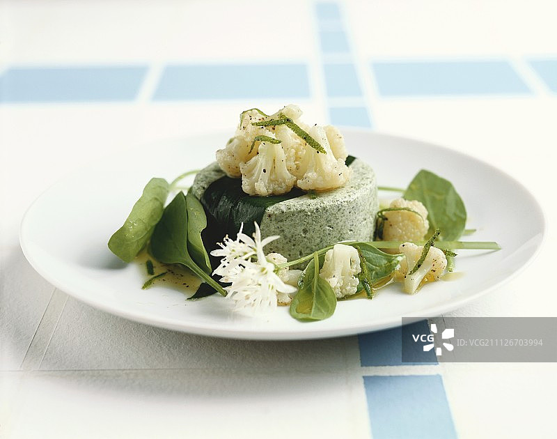 菠菜慕斯配花椰菜图片素材