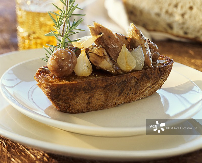 土耳其烩鸡配栗子洋葱和烤面包图片素材