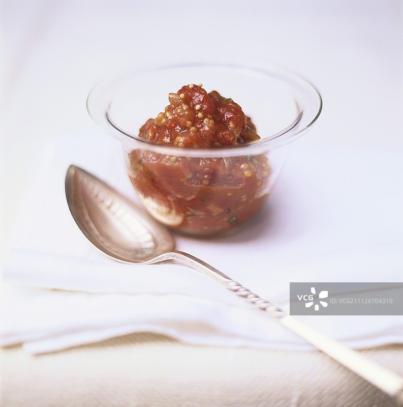 小玻璃碗里的番茄酱图片素材