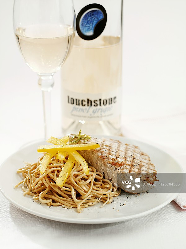 烤金枪鱼排配面条图片素材