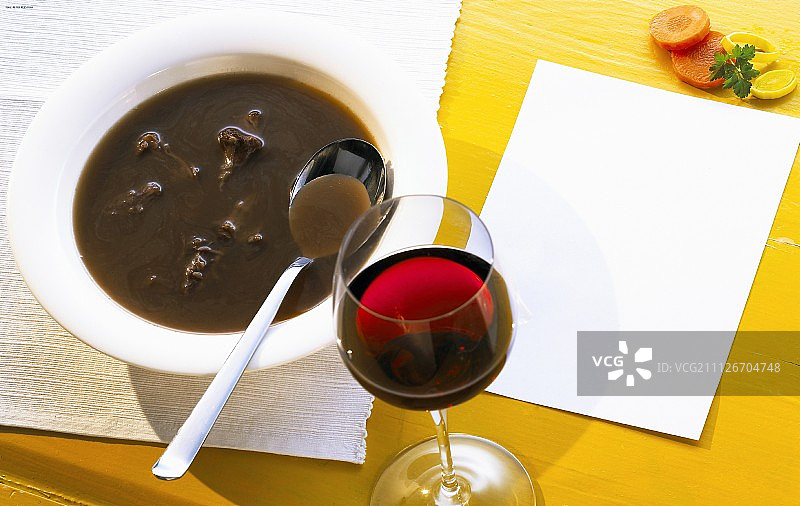 牛尾汤和一杯红酒图片素材