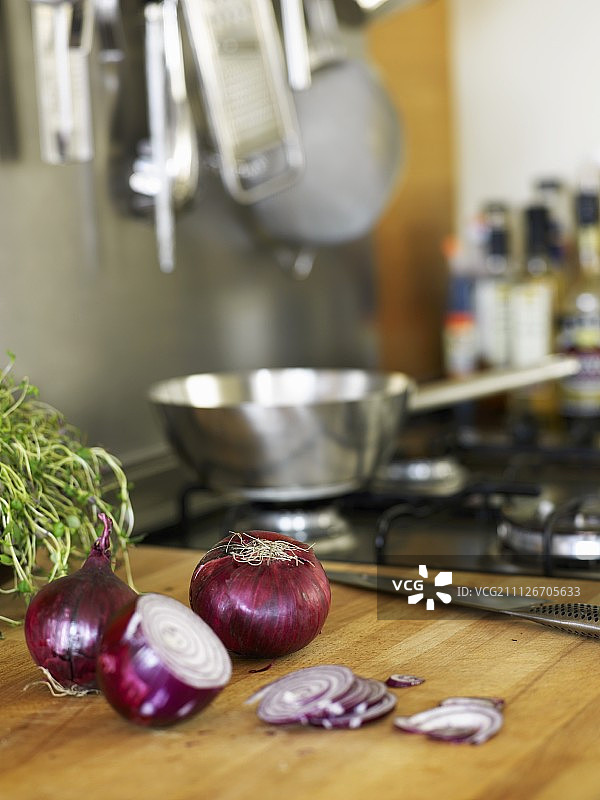 木板上的完整和切片红洋葱图片素材