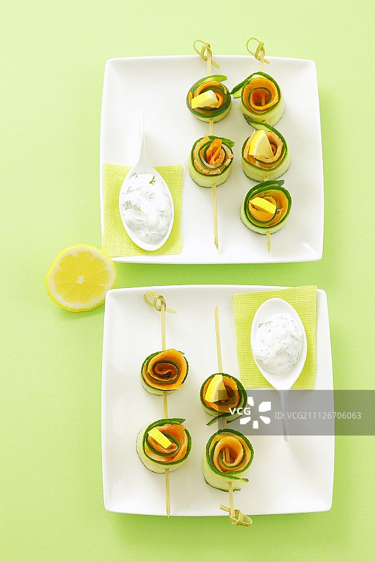 俯视黄瓜和烟熏三文鱼卷配蘸酱图片素材