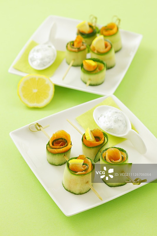 黄瓜和烟熏三文鱼卷配蘸酱图片素材