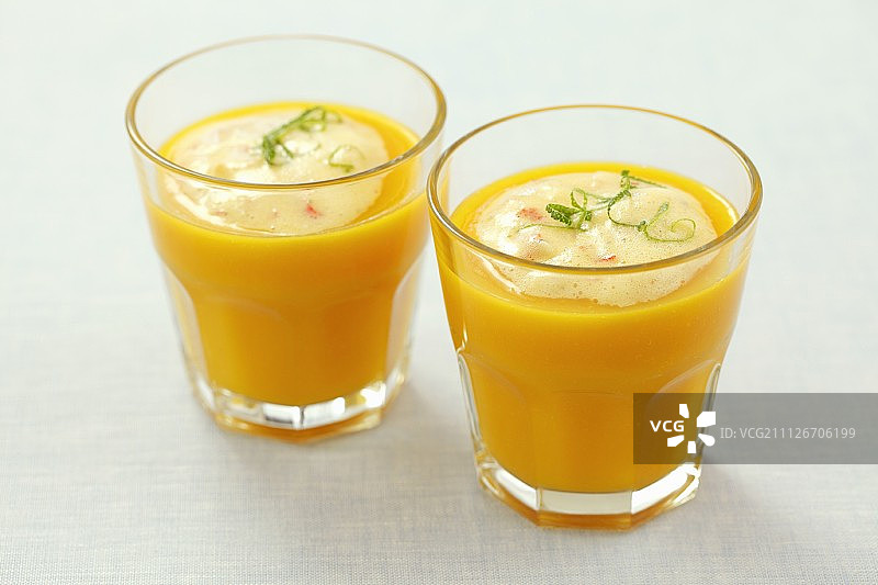 冷胡萝卜汤配蟹肉棒和青柠图片素材