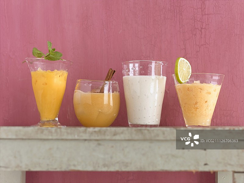 饮品：橙子和藏红花、苹果和肉桂、酸牛奶、芒果和椰子图片素材