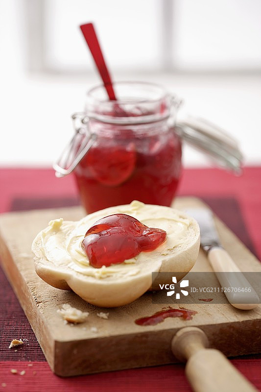罐装苹果蔓越莓果冻和半个面包卷图片素材