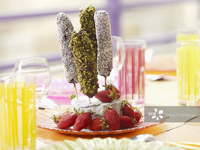 开心果和椰子巧克力冰淇淋图片素材