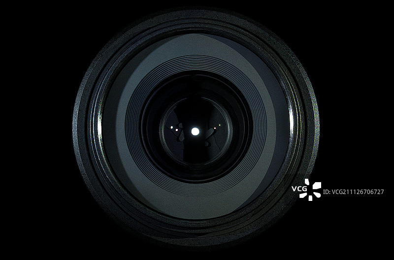 黑暗中的35mm镜头图片素材