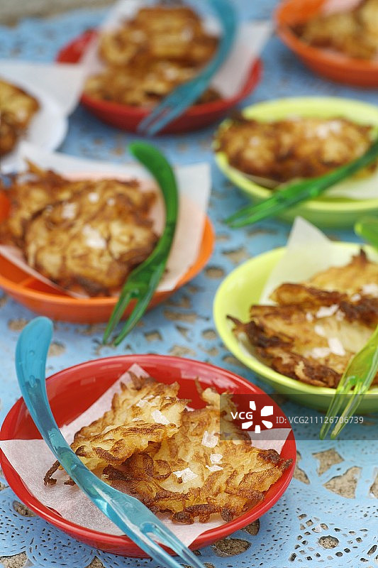 彩色小盘搭配塑料叉子的土豆饼图片素材