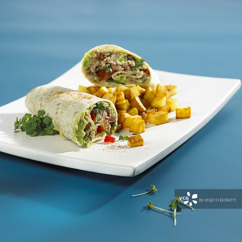 金枪鱼牛油果卷配炸土豆丁图片素材