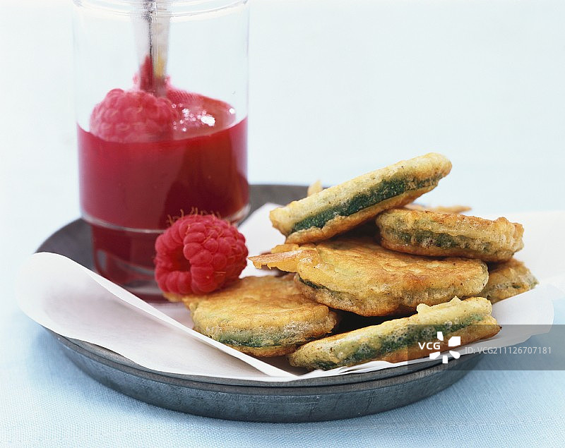 西葫芦炸饼配覆盆子果泥图片素材