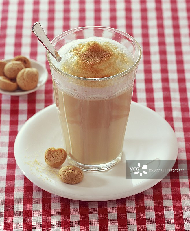 撒有红糖的玛奇朵咖啡图片素材