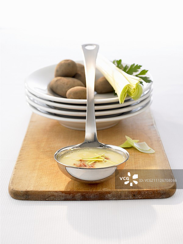 勺子里的韭葱土豆汤图片素材