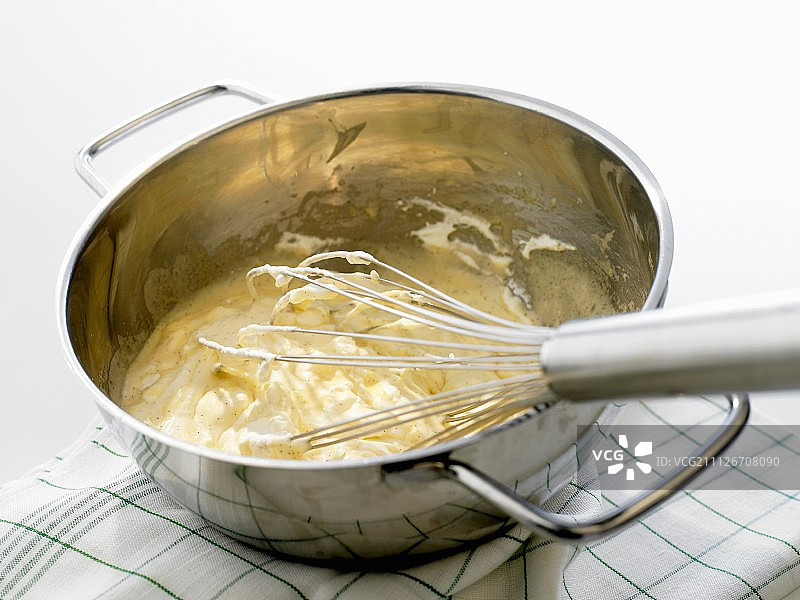 制作巴伐利亚奶油：搅拌蛋奶沙司和奶油图片素材