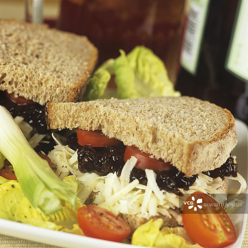 奶酪番茄酸辣酱三明治配沙拉图片素材