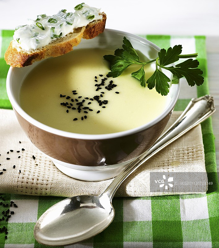 含黑香菜的奶油土豆汤图片素材