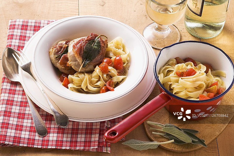 盐煎火腿配意大利宽面图片素材