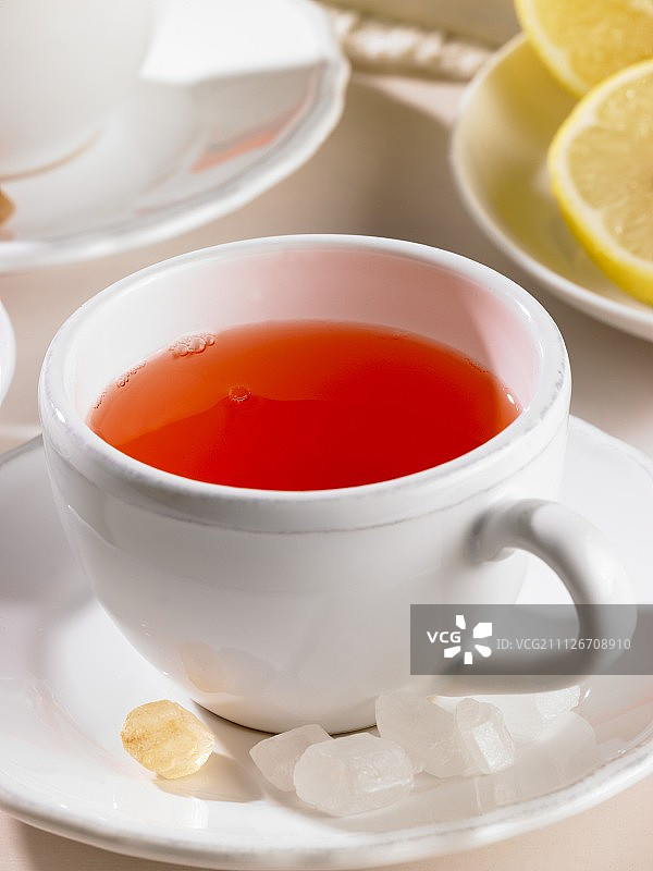 一杯玫瑰果茶，配以冰糖和柠檬图片素材