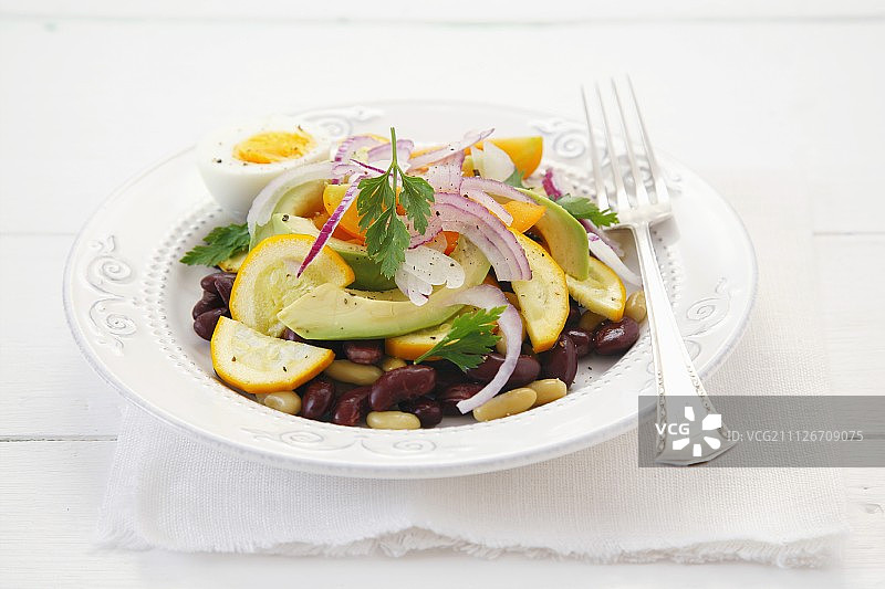 含西葫芦、番茄、牛油果、洋葱和鸡蛋的豆类沙拉图片素材