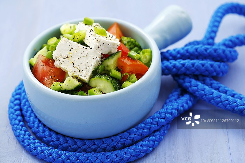 黄瓜、番茄和羊奶酪沙拉图片素材