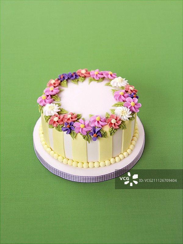 带有糖花的特殊场合蛋糕图片素材