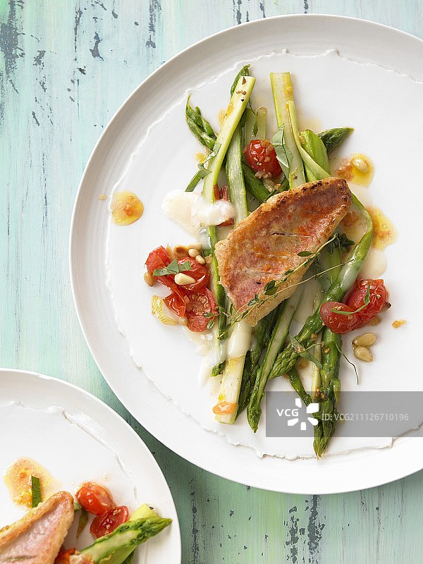 红鲻鱼配绿芦笋和塔雷吉欧奶酪图片素材
