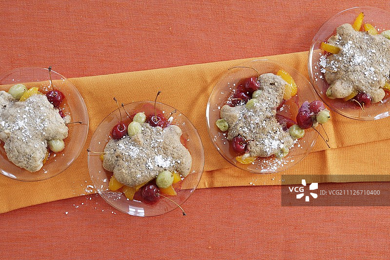 带坚果的烤水果图片素材