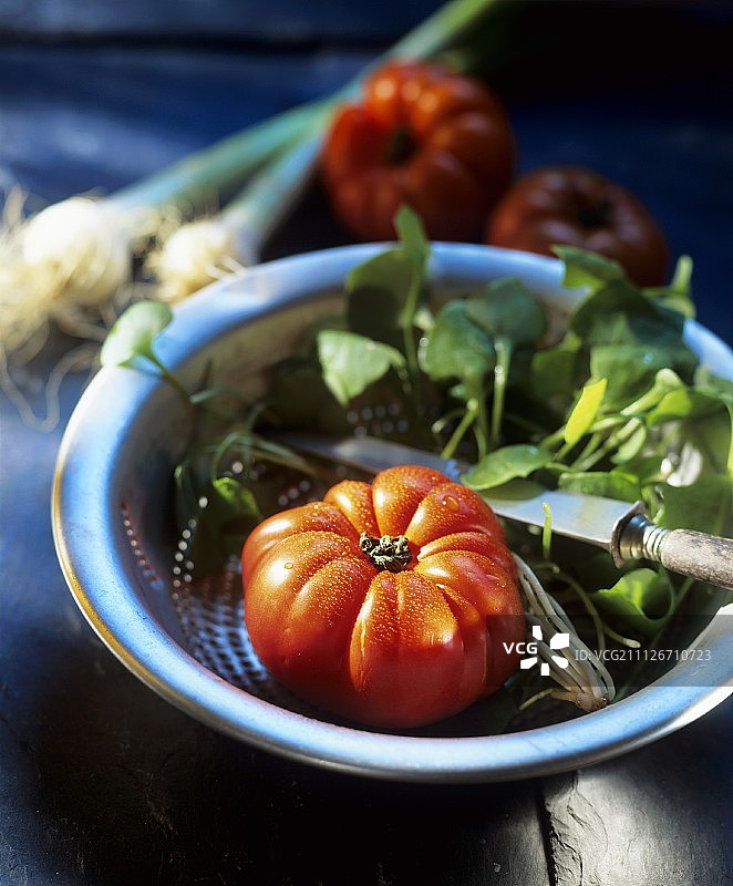 滤网中的牛排番茄和冬葵图片素材