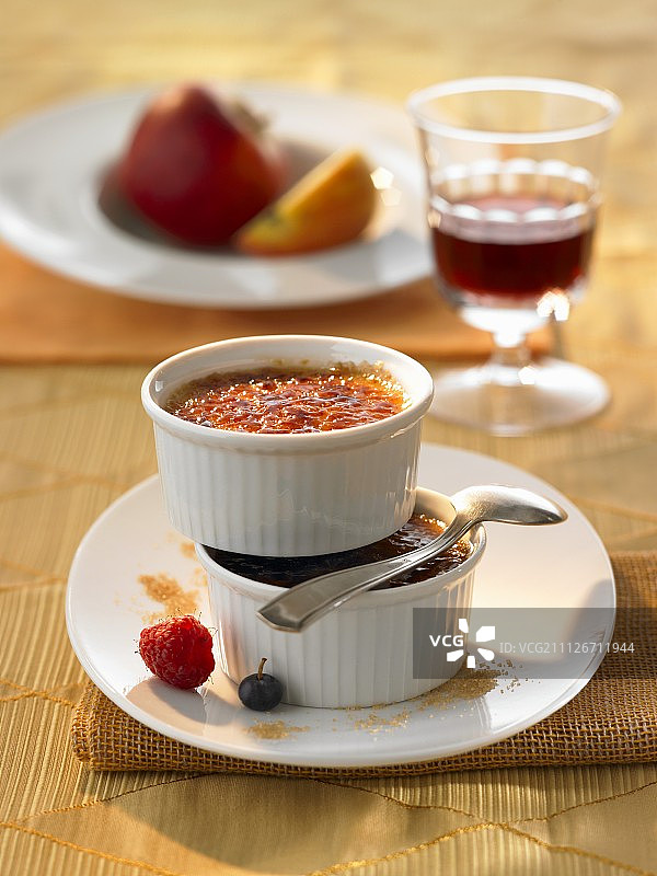 两道焦糖布丁配甜点酒图片素材