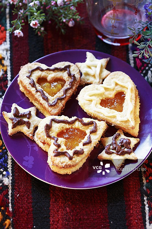 盘子里的果酱饼干和星星饼干图片素材