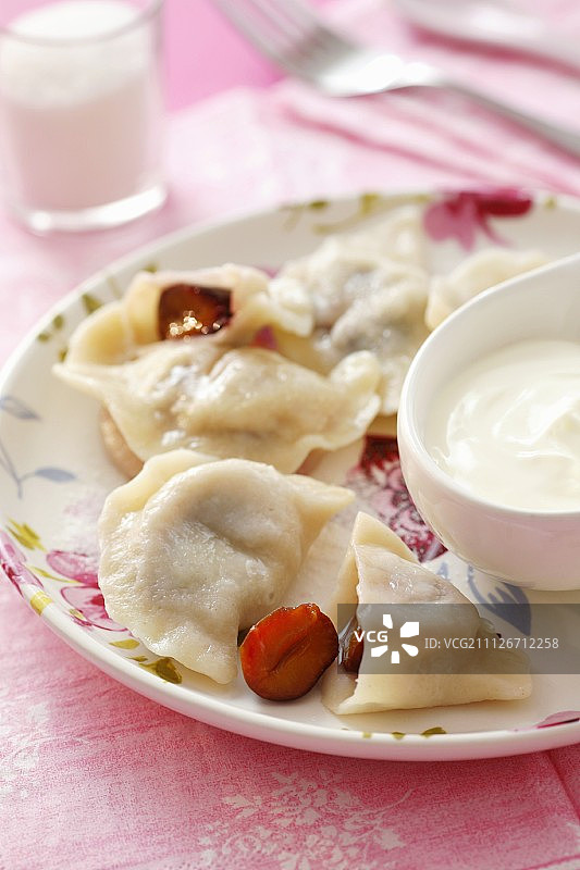 李子馄饨和奶油图片素材