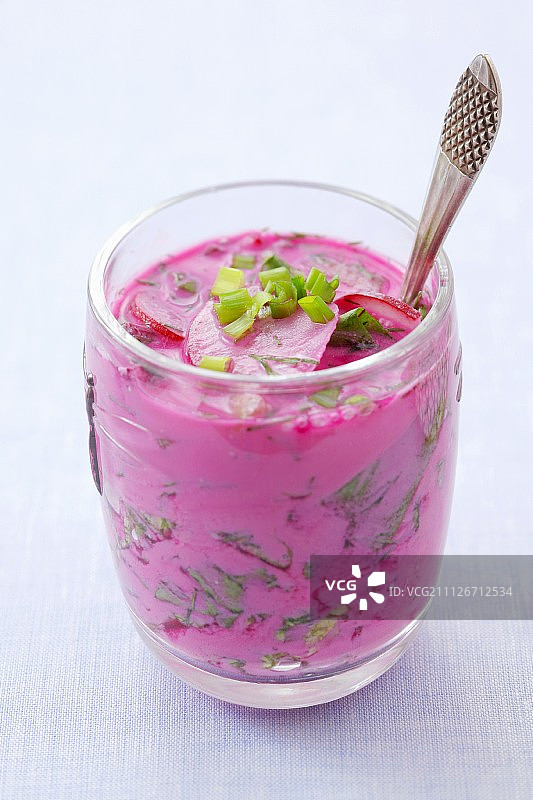 冷汤（用小甜菜、叶子和开菲尔制成）图片素材