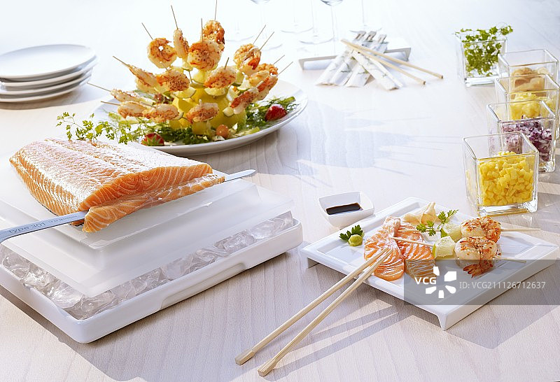 鸡尾酒签上的刺身和海螯虾图片素材