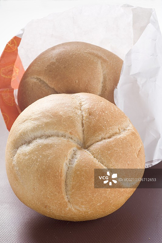 装在纸袋里的两个面包卷图片素材