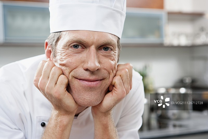 厨房里的厨师肖像图片素材