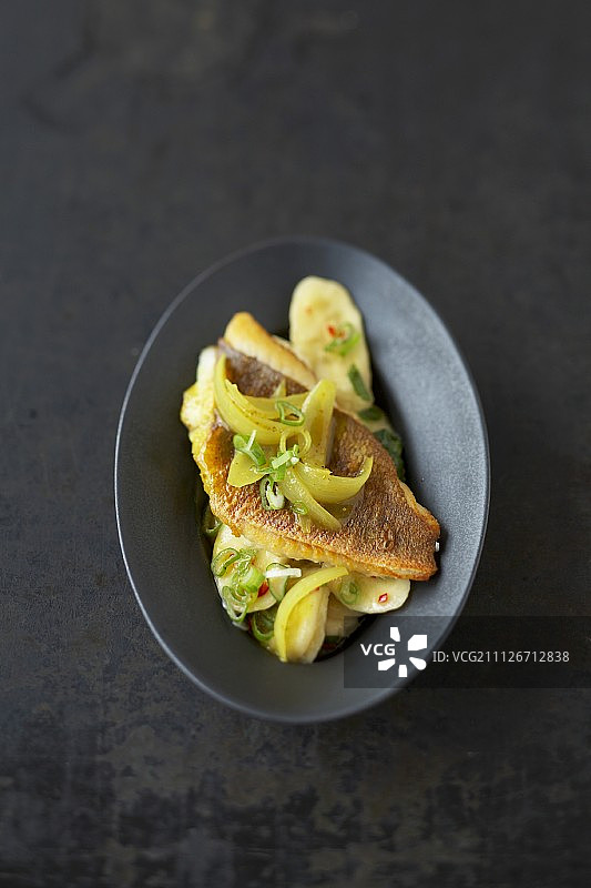 香炸红鲷鱼配香蕉沙拉和咖喱洋葱图片素材