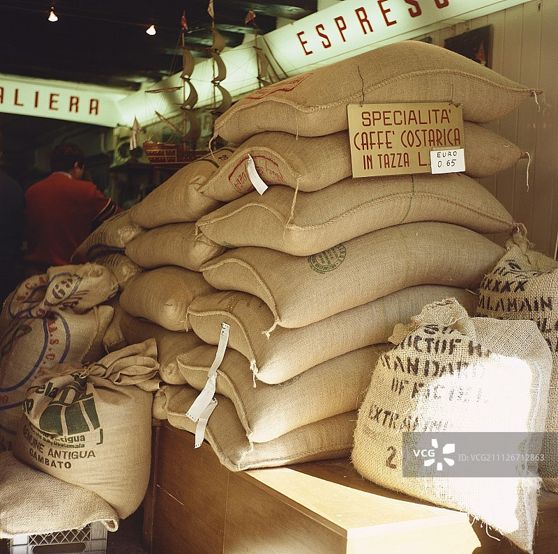 咖啡馆仓库里的咖啡豆麻袋图片素材