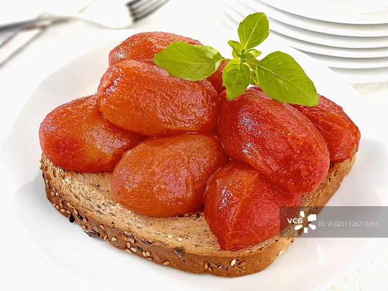 速食：全麦吐司上的去皮番茄图片素材