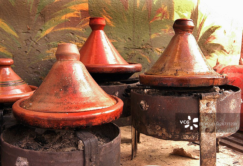 炭火上的塔吉锅图片素材