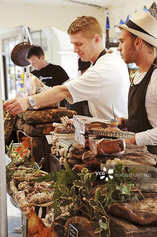 法国市场上的两位摊主图片素材