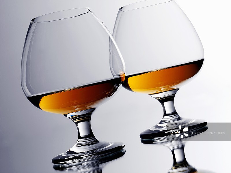 两杯白兰地图片素材