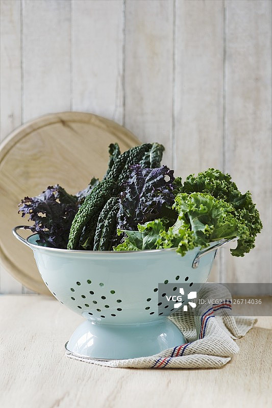 滤盆中各种羽衣甘蓝的叶子图片素材