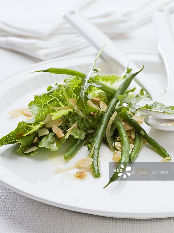 芝麻菜和蚕豆沙拉配杏仁和柠檬皮图片素材