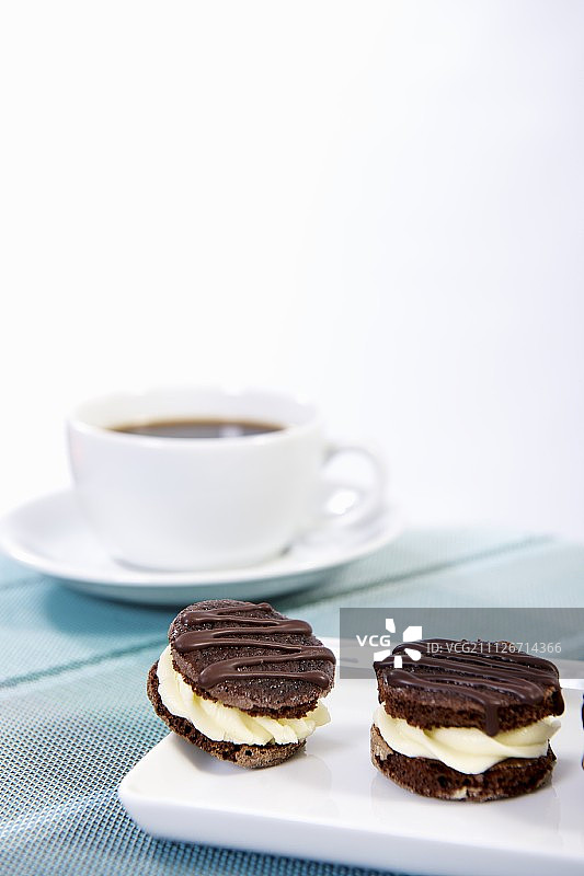 奶油巧克力饼干与咖啡杯图片素材