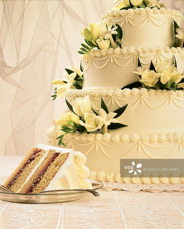 四层黄色鲜花婚礼蛋糕图片素材