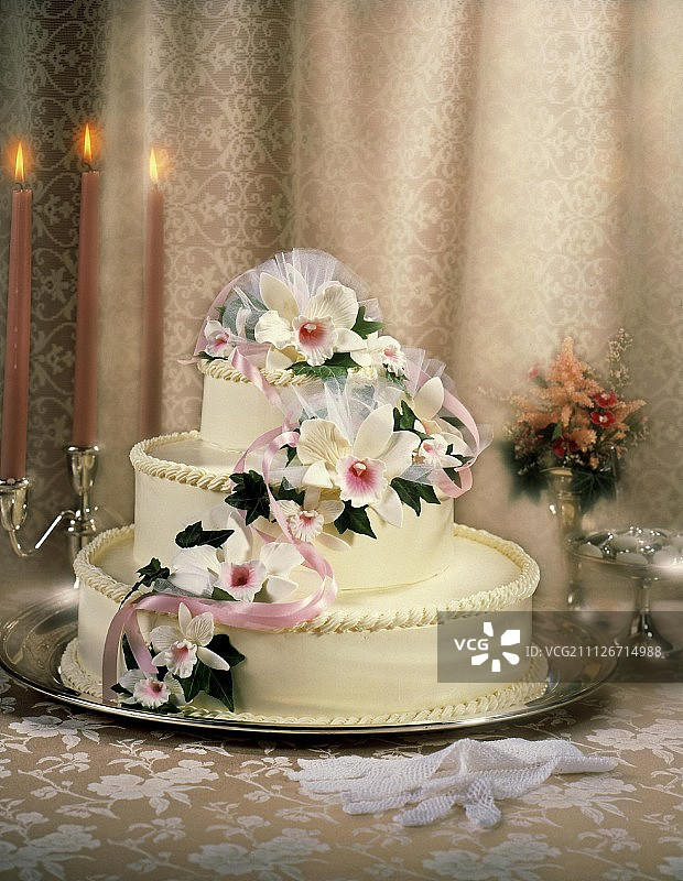 三层兰花婚礼蛋糕图片素材