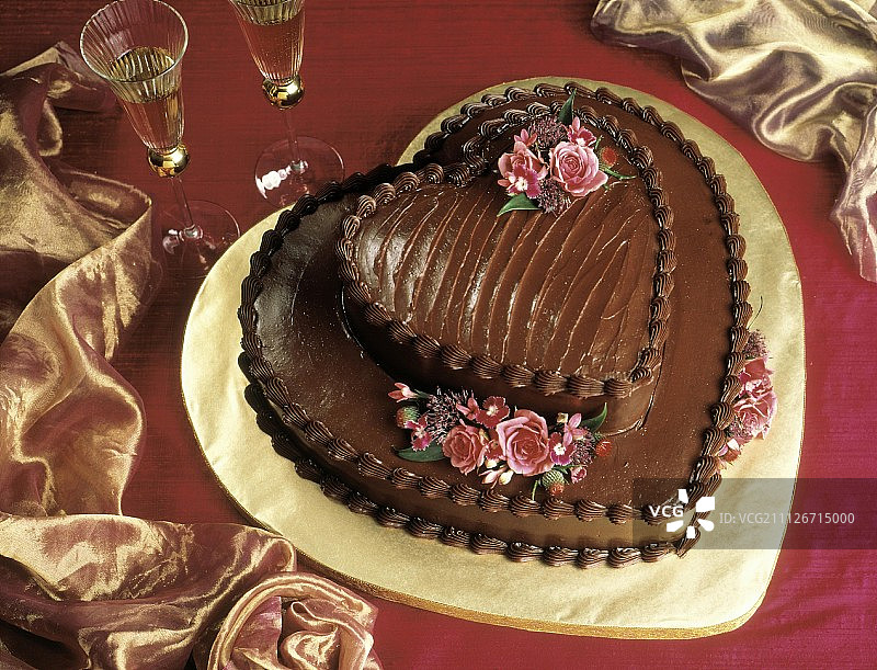 双层心形巧克力蛋糕图片素材