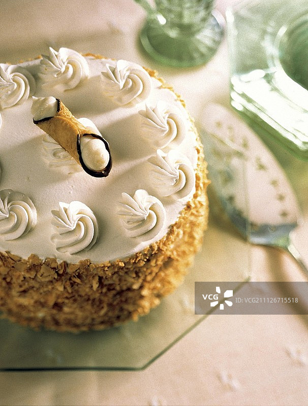 卡萨塔蛋糕（意式磅蛋糕）与坚果；迷你卡诺里卷图片素材